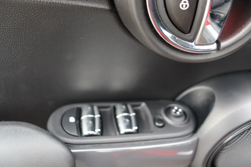 Mini COOPER – 12