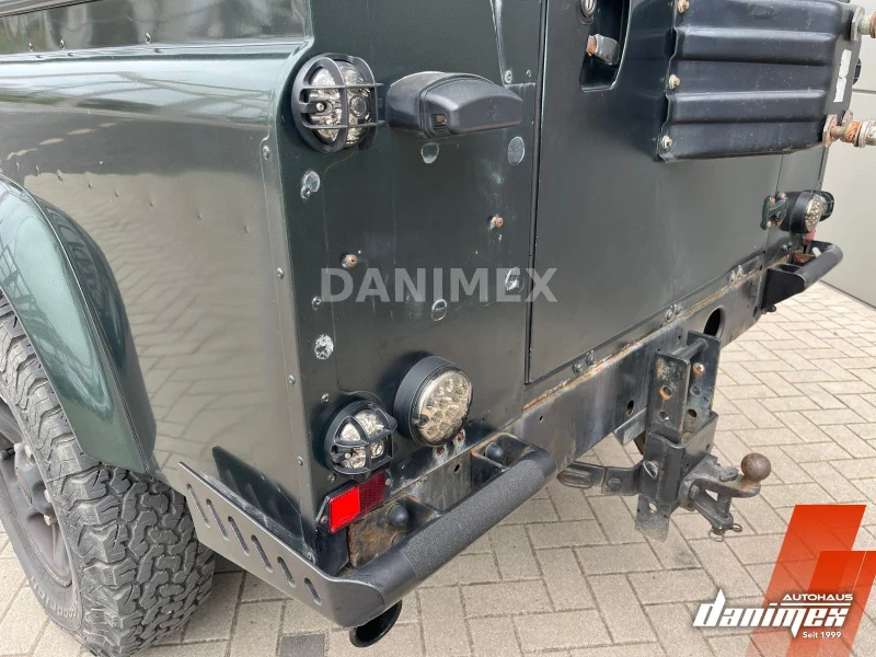 Land Rover Defender – 25