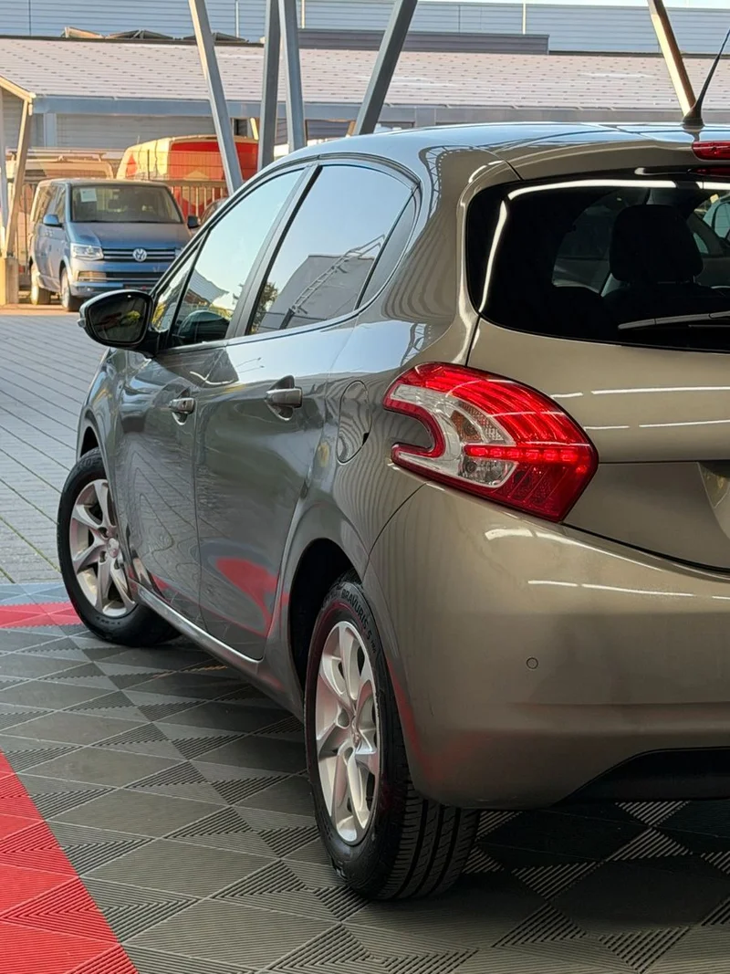 Peugeot 208 – 12