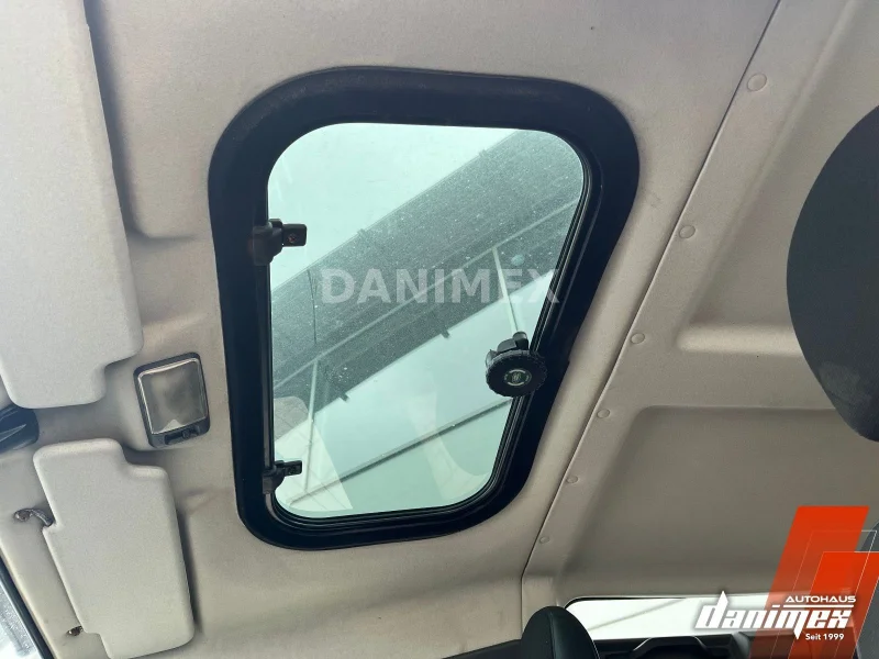 Land Rover Defender – 24