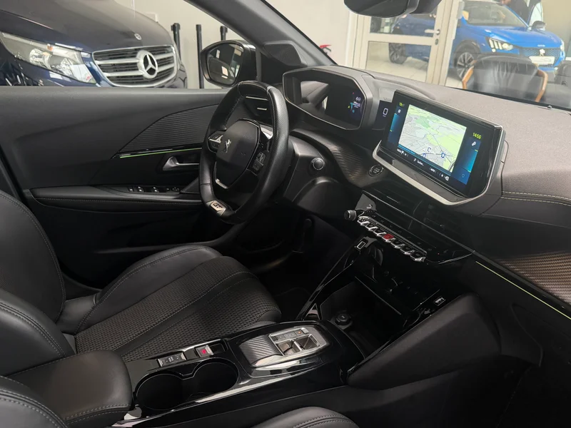 Peugeot 208 – 16
