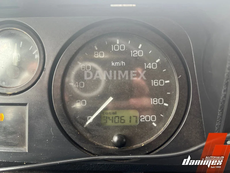 Land Rover Defender – 16
