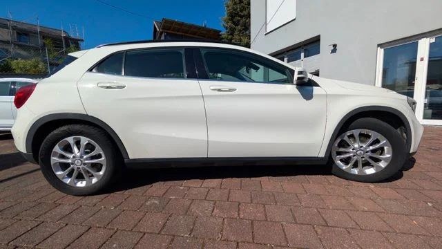 MERCEDES-BENZ GLA 200 – 6