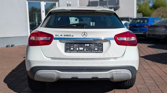 MERCEDES-BENZ GLA 200 – 4