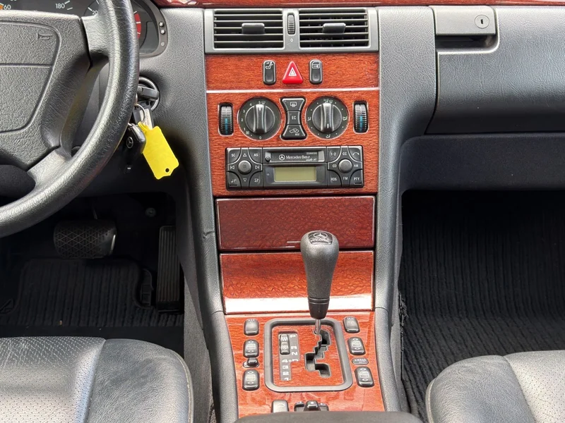 Mercedes-Benz E 200 – 25