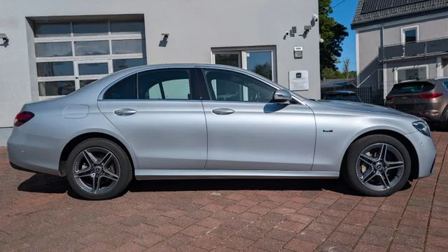 MERCEDES-BENZ E 300 – 6