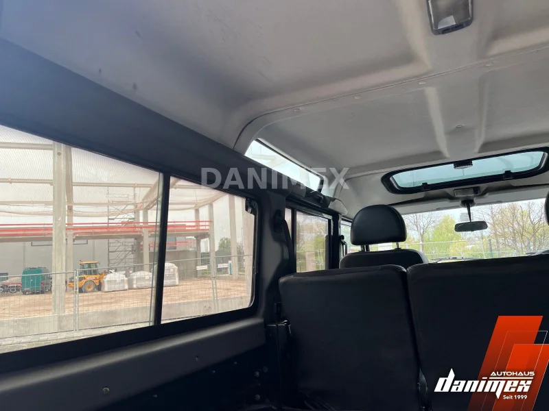 Land Rover Defender – 26
