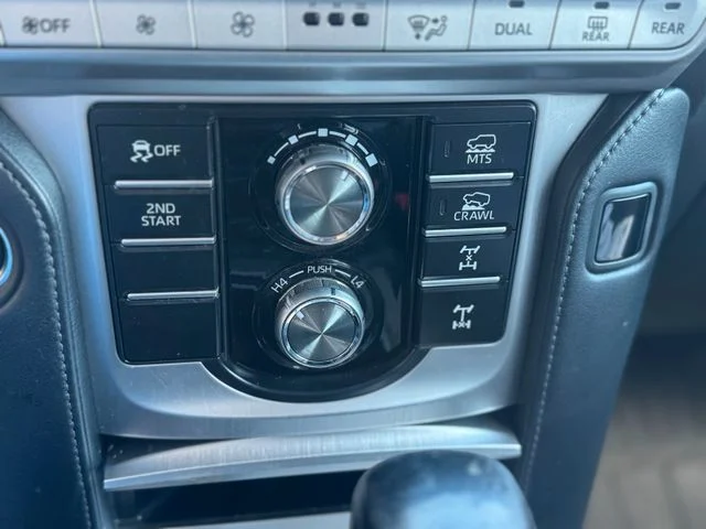 TOYOTA Land Cruiser – 37