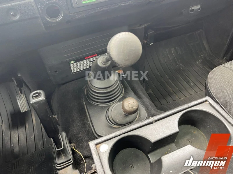 Land Rover Defender – 22