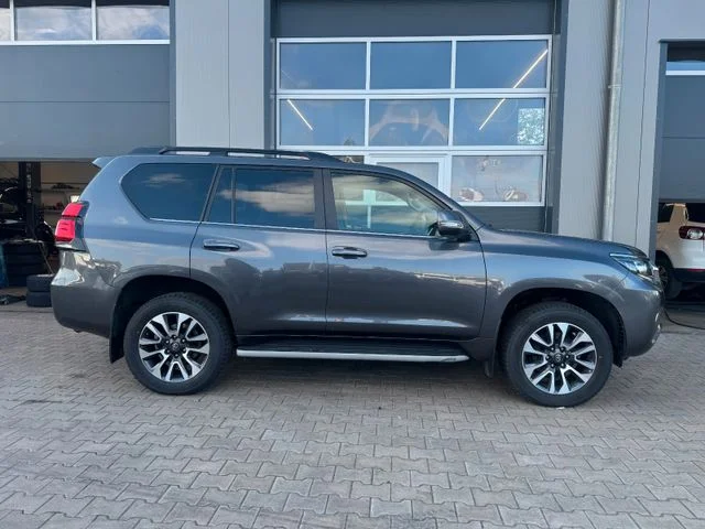 TOYOTA Land Cruiser – 8
