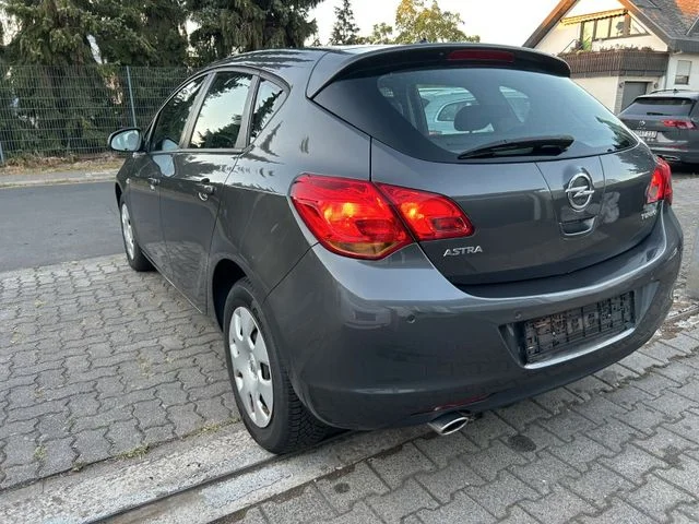 Opel Astra – 8