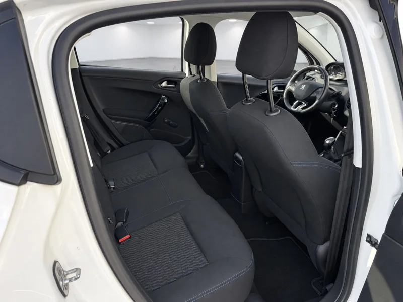 Peugeot 208 – 17
