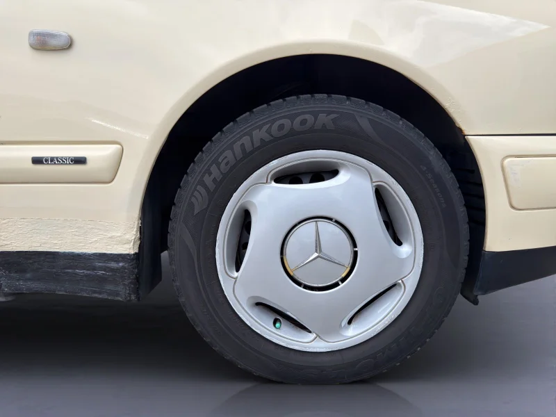 Mercedes-Benz E 200 – 12