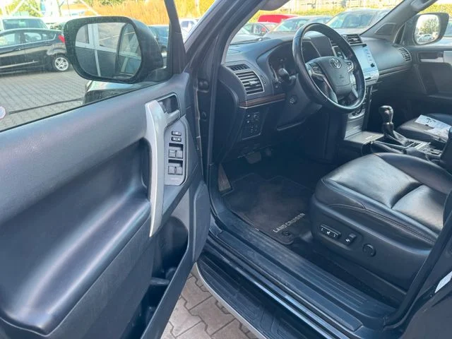 TOYOTA Land Cruiser – 12