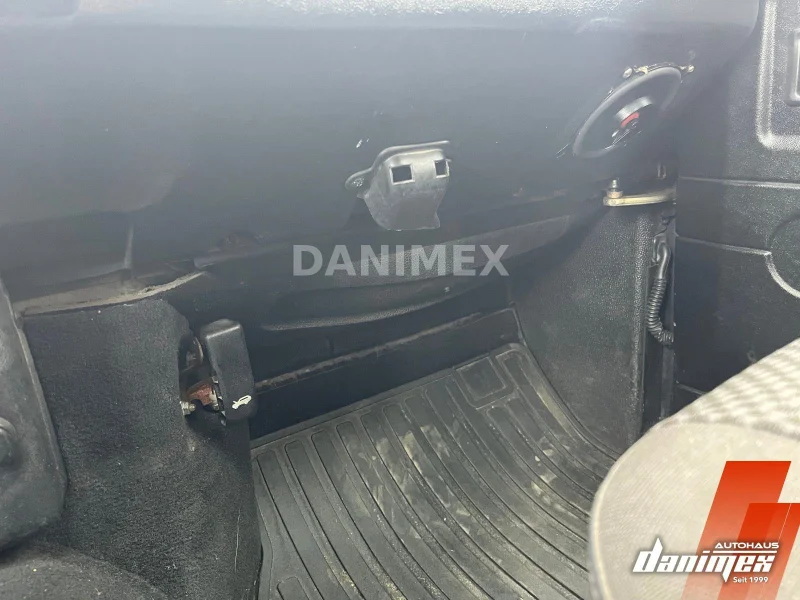 Land Rover Defender – 23